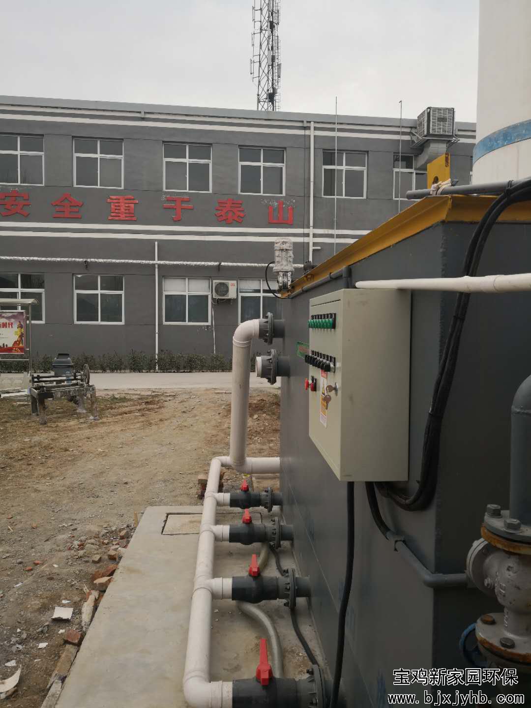 汚(wu)水(shui)處理設備(bei)安裝實(shi)拍3